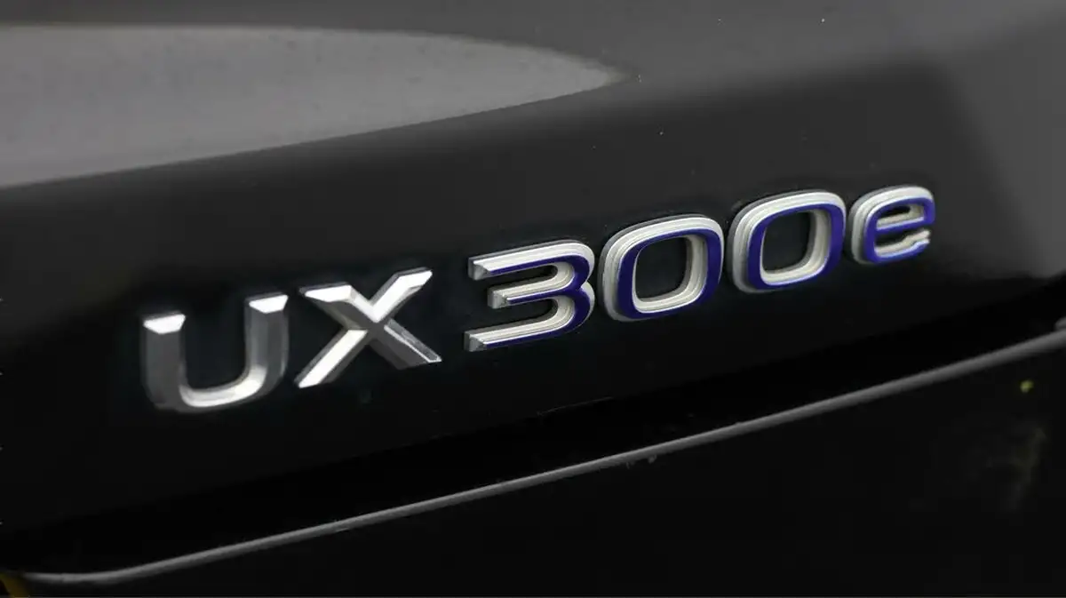 2021-lexus-ux-300e-e-ux-big-21