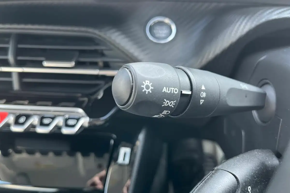 2023-peugeot-208-12-puretech-allure-premium-100ps-big-22