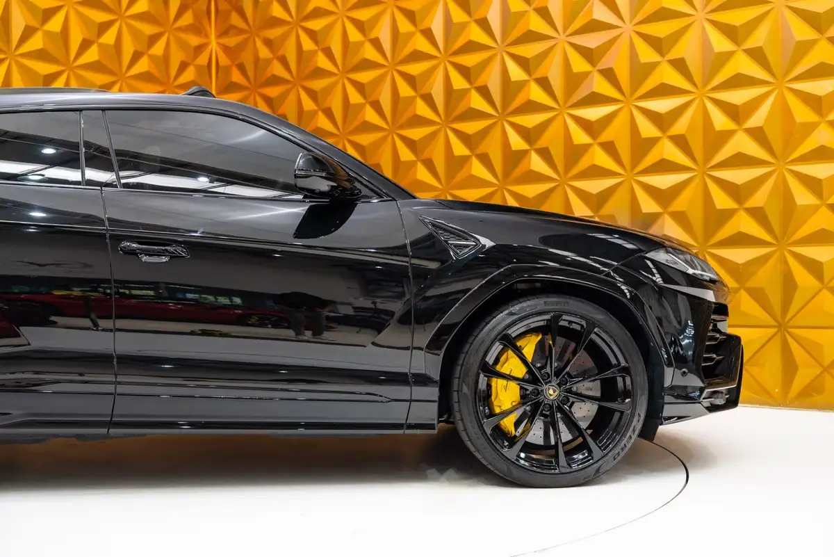 2022-lamborghini-urus-40-no-trim-big-37