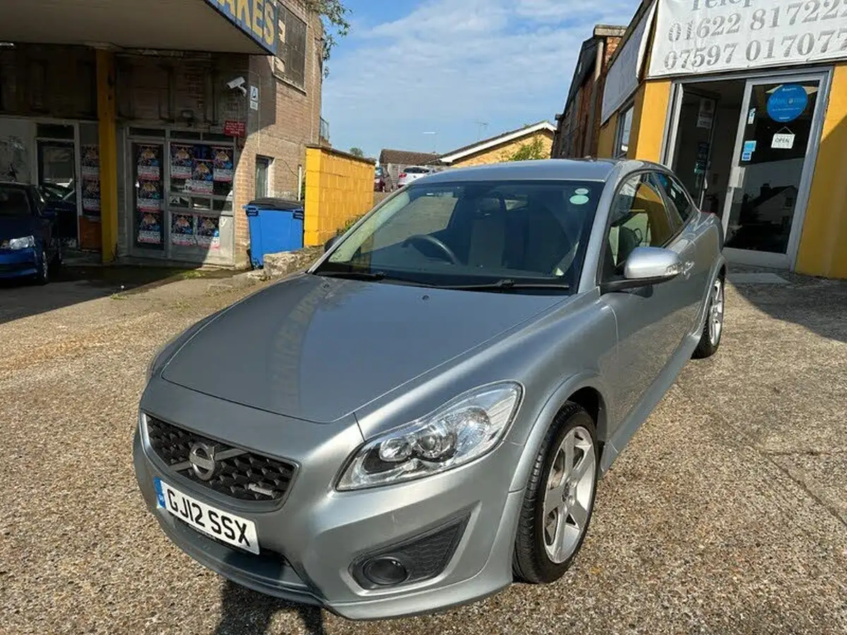 2012-volvo-c30-20-r-design-big-2