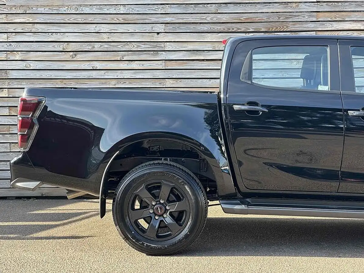 2025-isuzu-d-max-19td-v-cross-big-17