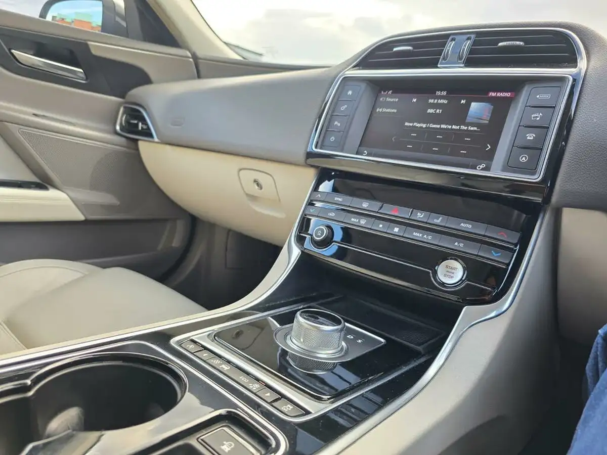 2016-jaguar-xe-20d-prestige-180ps-auto-big-26