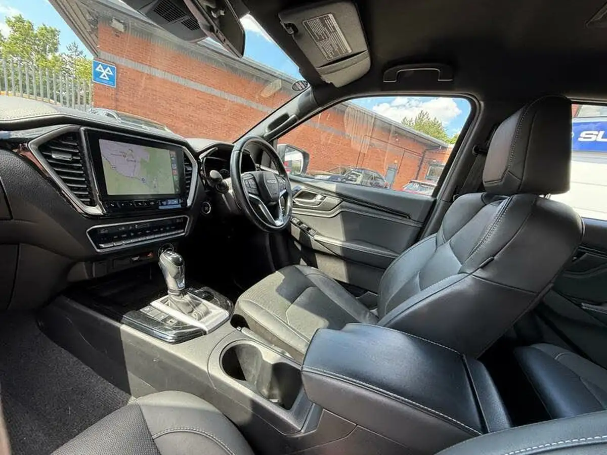 2022-isuzu-d-max-19td-v-cross-pick-up-auto-big-9
