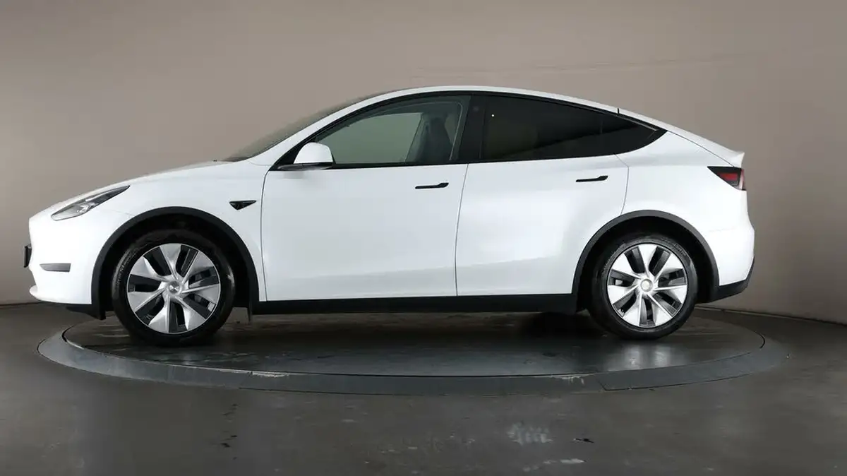 2022-tesla-model-y-e-rwd-big-37