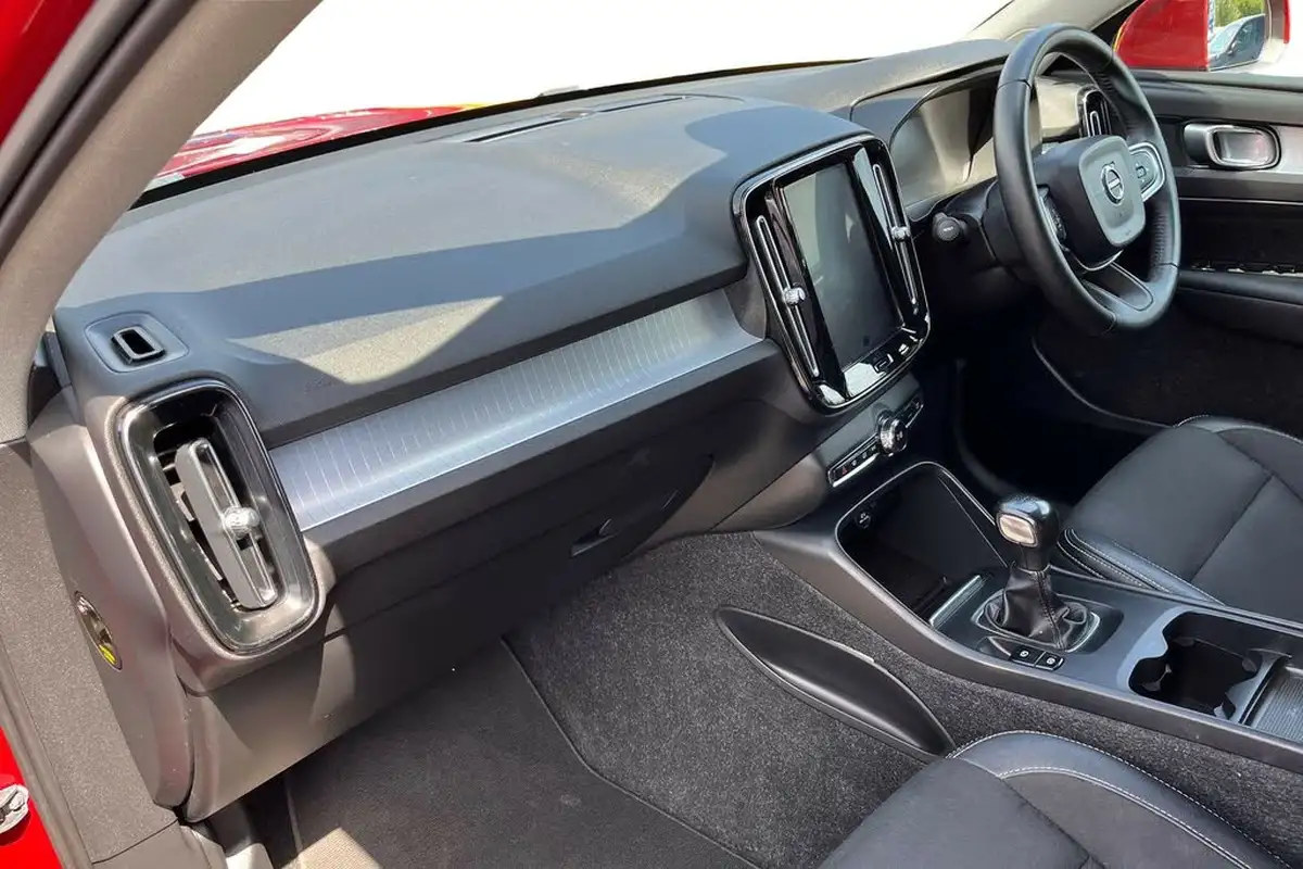 2018-volvo-xc40-15-t3-momentum-big-14