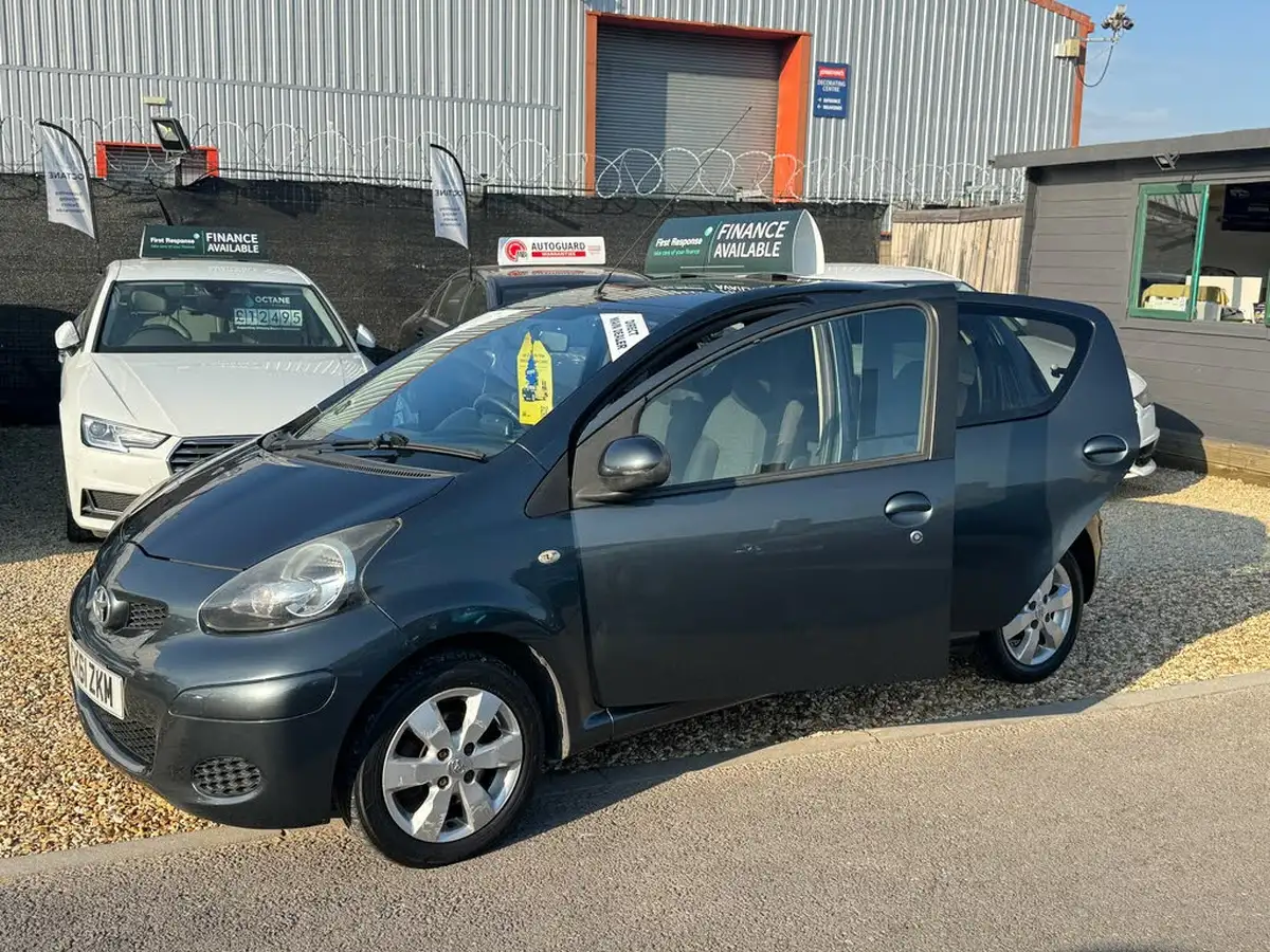 2012-toyota-aygo-10-aygo-go-5d-big-37