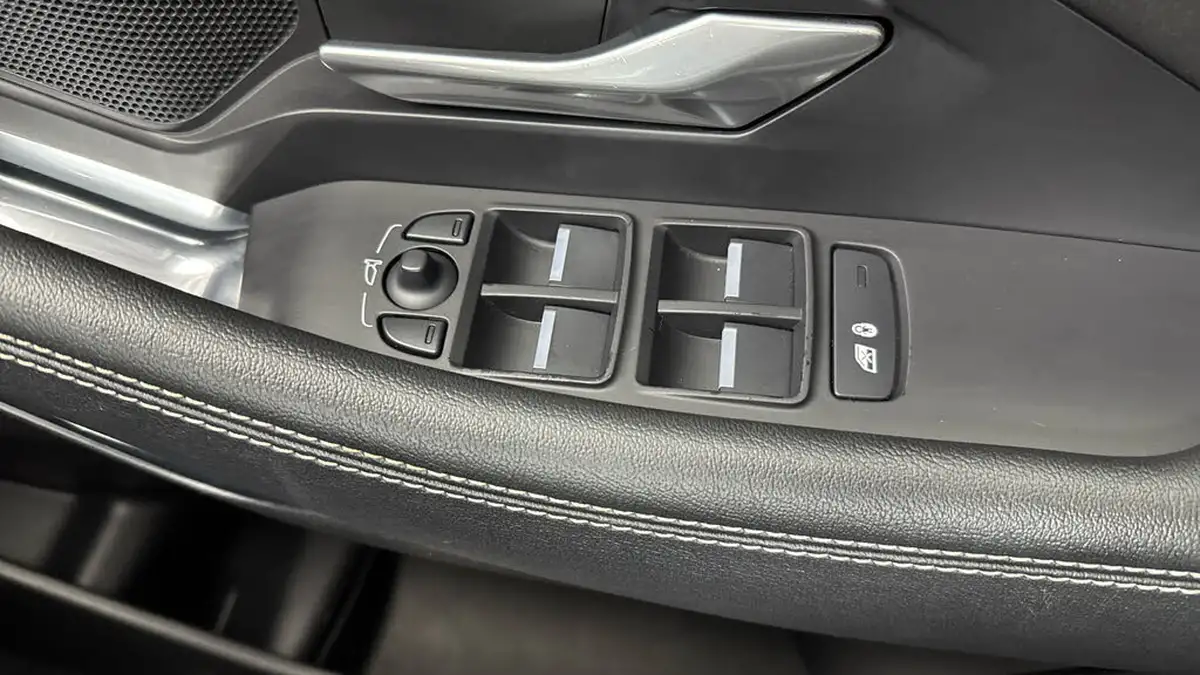 2021-jaguar-e-pace-15-p300e-r-dynamic-se-big-21