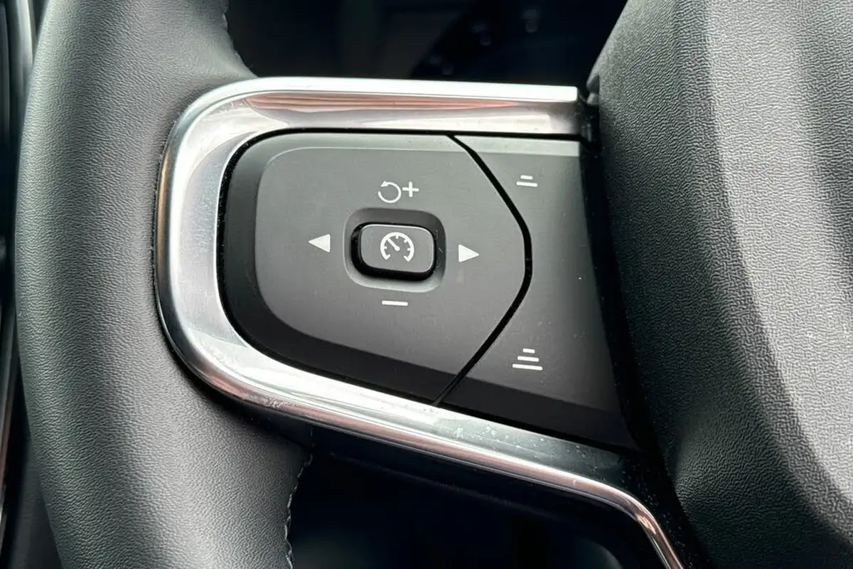 2024-volvo-xc40-20-b3-plus-big-10