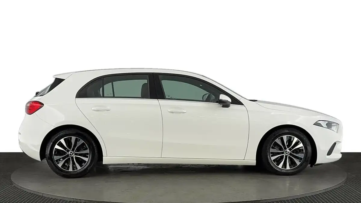 2022-mercedes-benz-a-class-20d-a180d-se-8g-dct-big-2