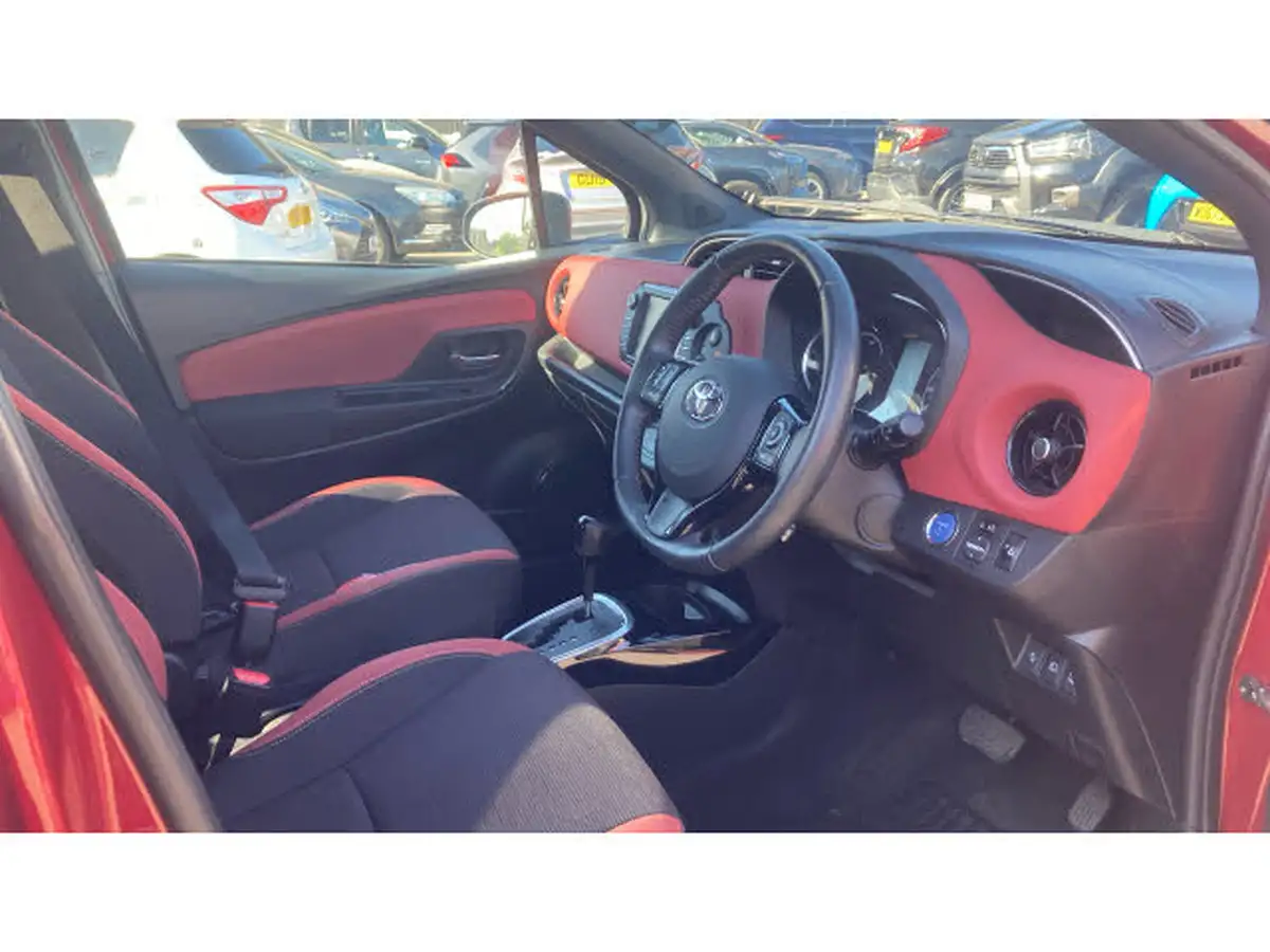 2017-toyota-yaris-15-vvt-i-yellow-bi-tone-limited-edition-hybrid-big-10