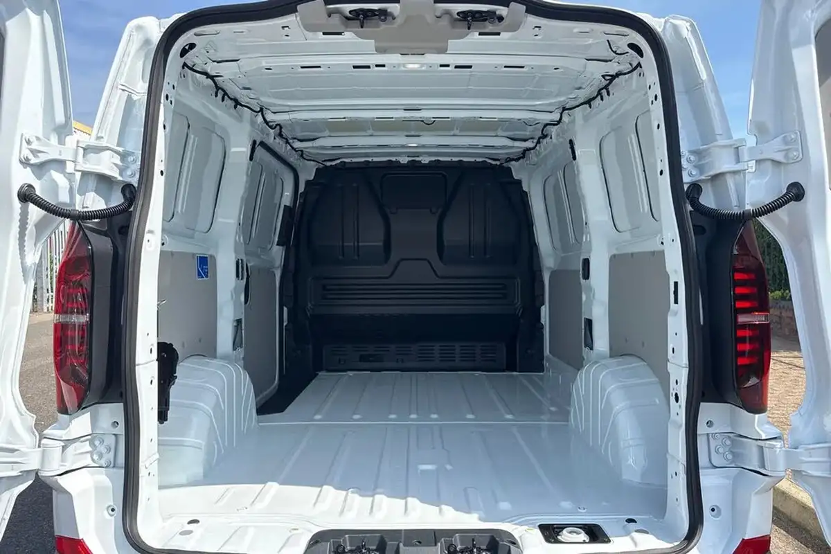 2025-volkswagen-transporter-20tdi-t30-commerce-plus-bmt-swb-150pseu6e-big-5