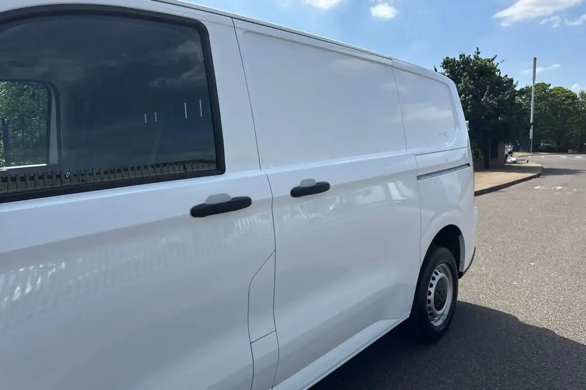 2025-volkswagen-transporter-20tdi-t30-commerce-plus-bmt-swb-150pseu6e-big-33