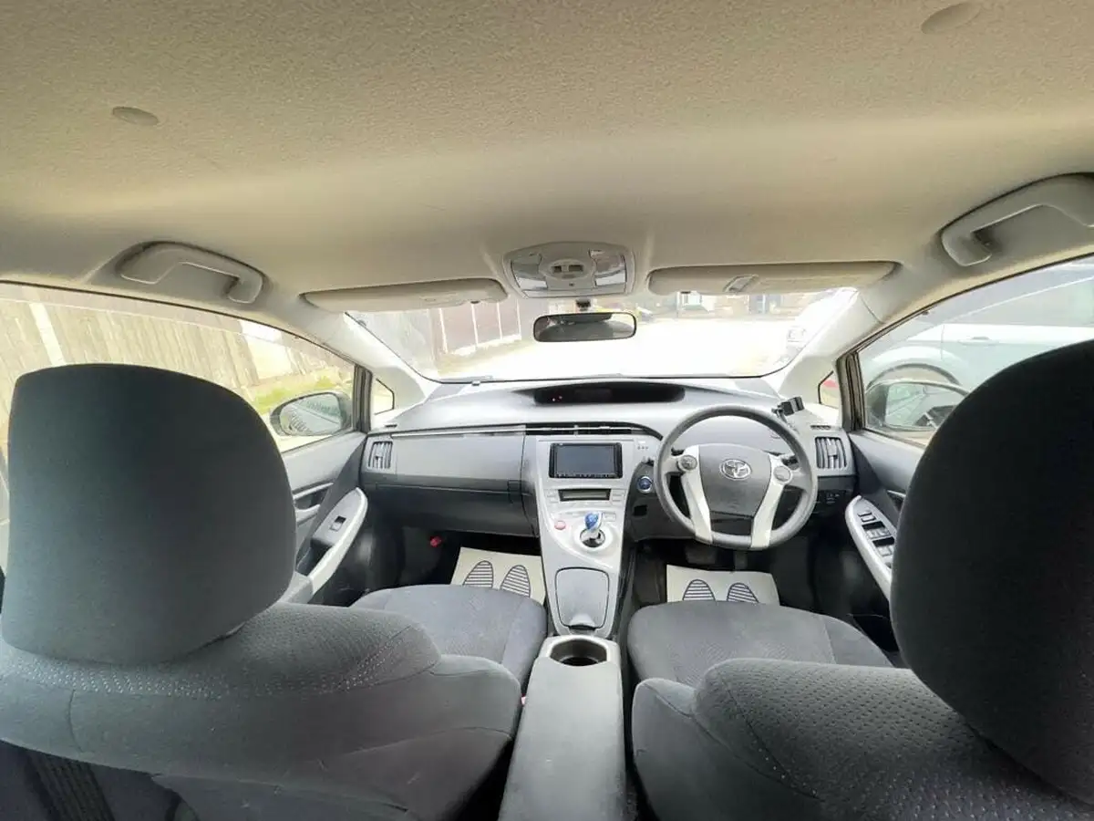 2012-toyota-prius-big-11