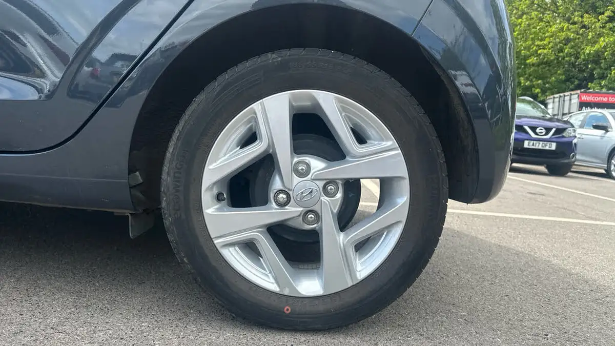 2022-hyundai-i10-12-se-connect-auto-big-17