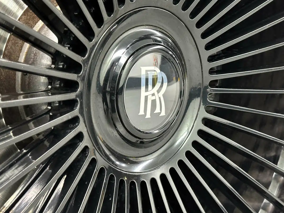 2023-rolls-royce-cullinan-675-black-badge-big-54
