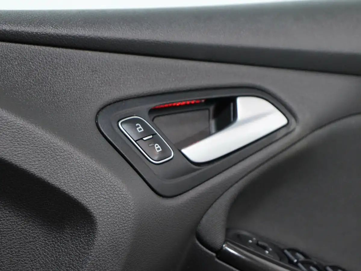 2015-ford-focus-15-titanium-hatchback-big-33