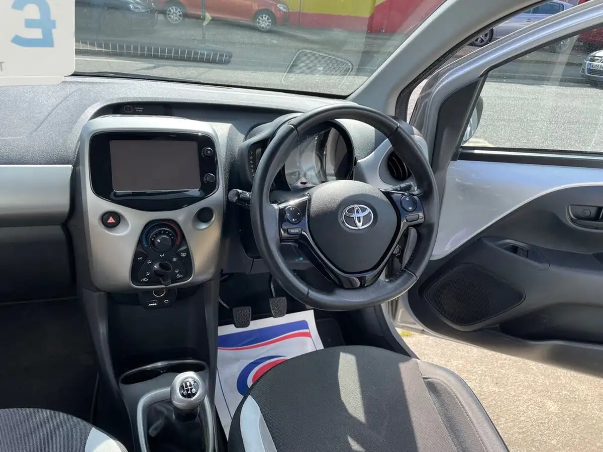 2015-toyota-aygo-10-vvt-i-x-play-5d-big-16
