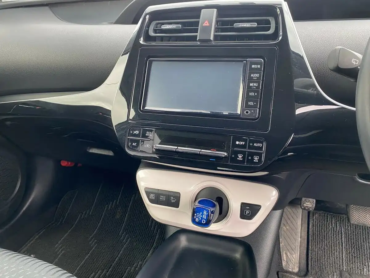 2017-toyota-prius-big-23