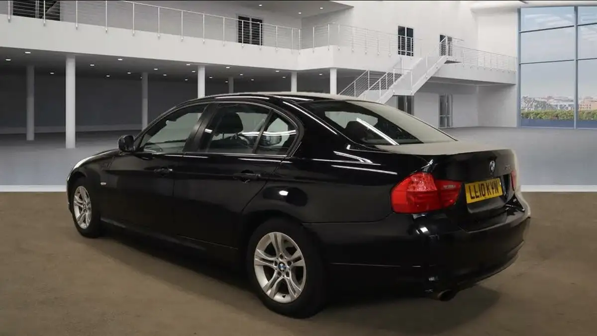 2010-bmw-3-series-20-318i-es-saloon-4d-big-2