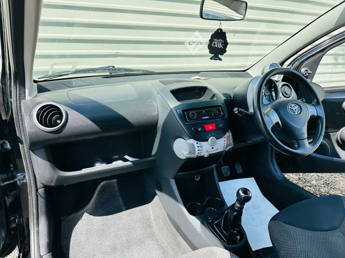 2012-toyota-aygo-10-aygo-fire-5d-big-39