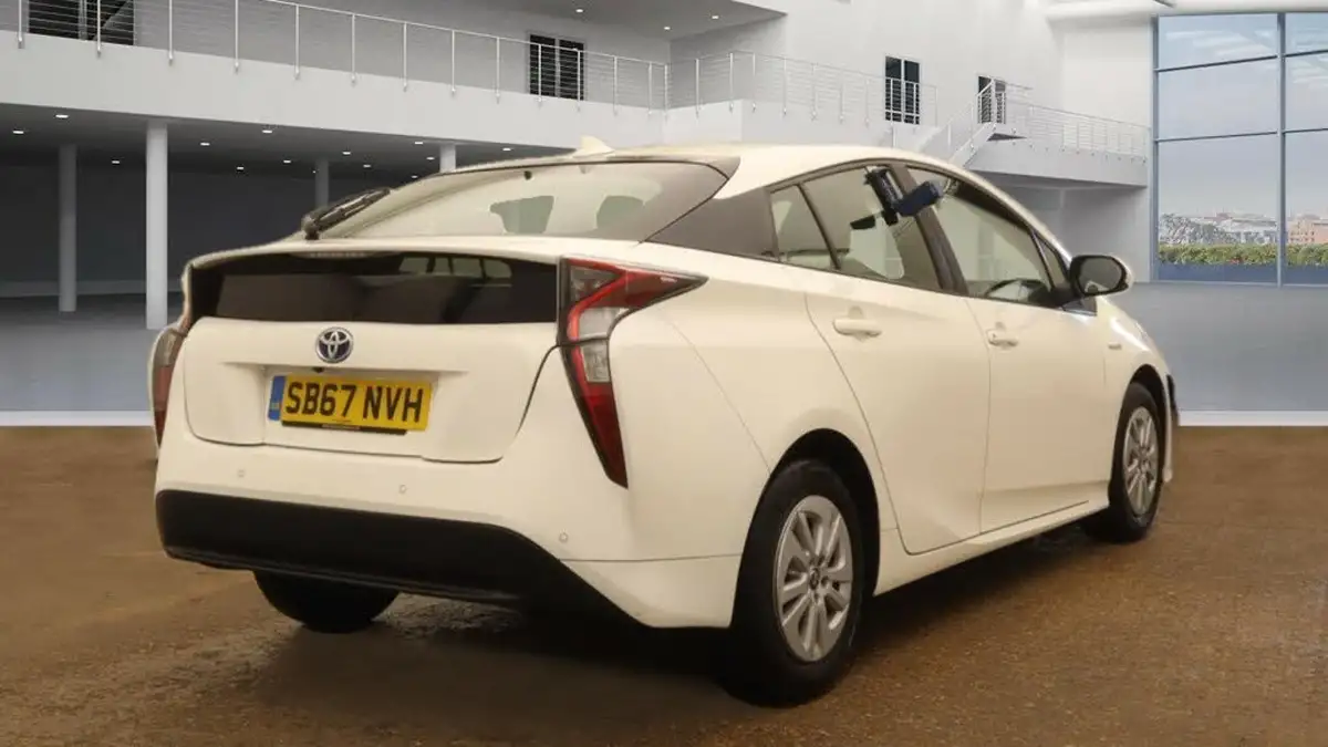 2018-toyota-prius-18-vvt-i-business-edition-trk-big-3