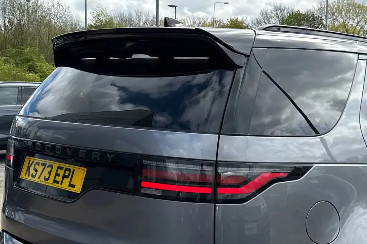 2023-land-rover-discovery-30-d300-dynamic-hse-big-28