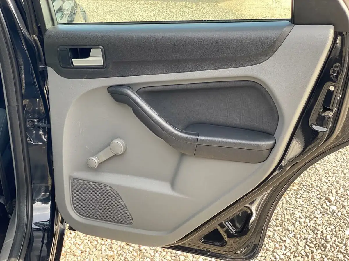 2010-ford-focus-16-zetec-hatchback-5d-big-43