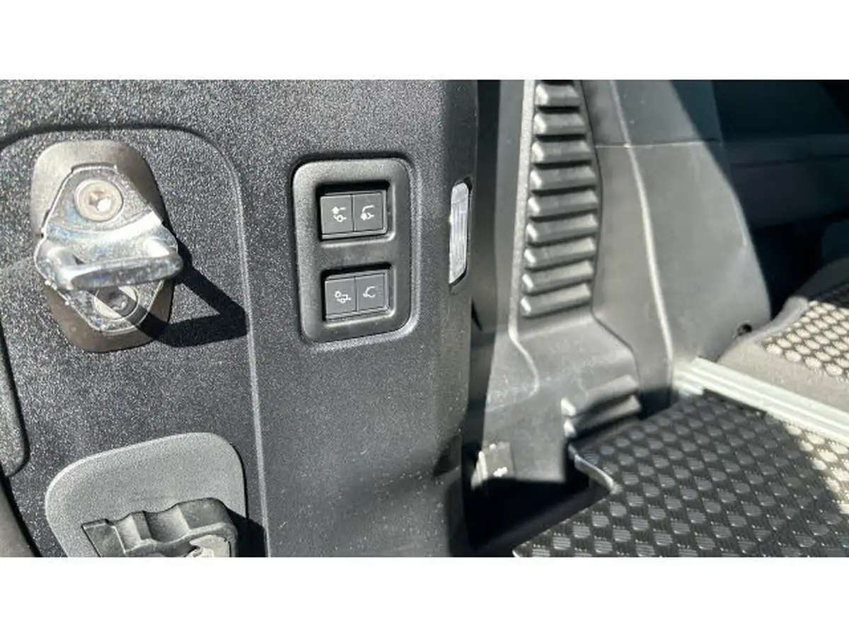 2025-land-rover-90-defender-50-p525-v8-5000cc-big-33