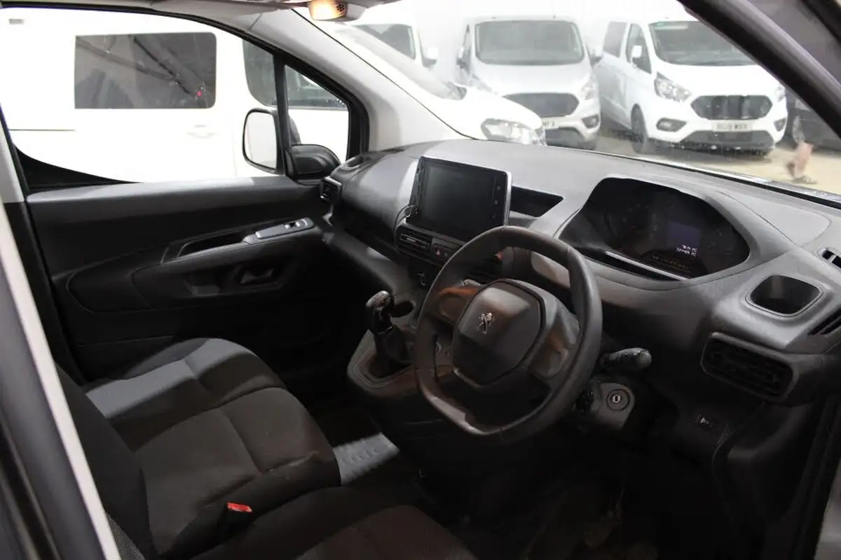 2021-peugeot-partner-15-bluehdi-1000-professional-100ps-eu6dt-panel-big-12