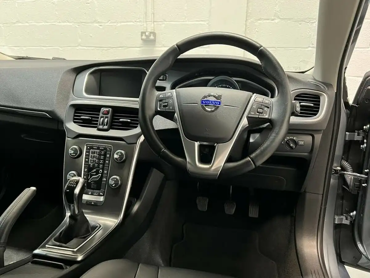 2014-volvo-v40-20td-d3-se-lux-big-11