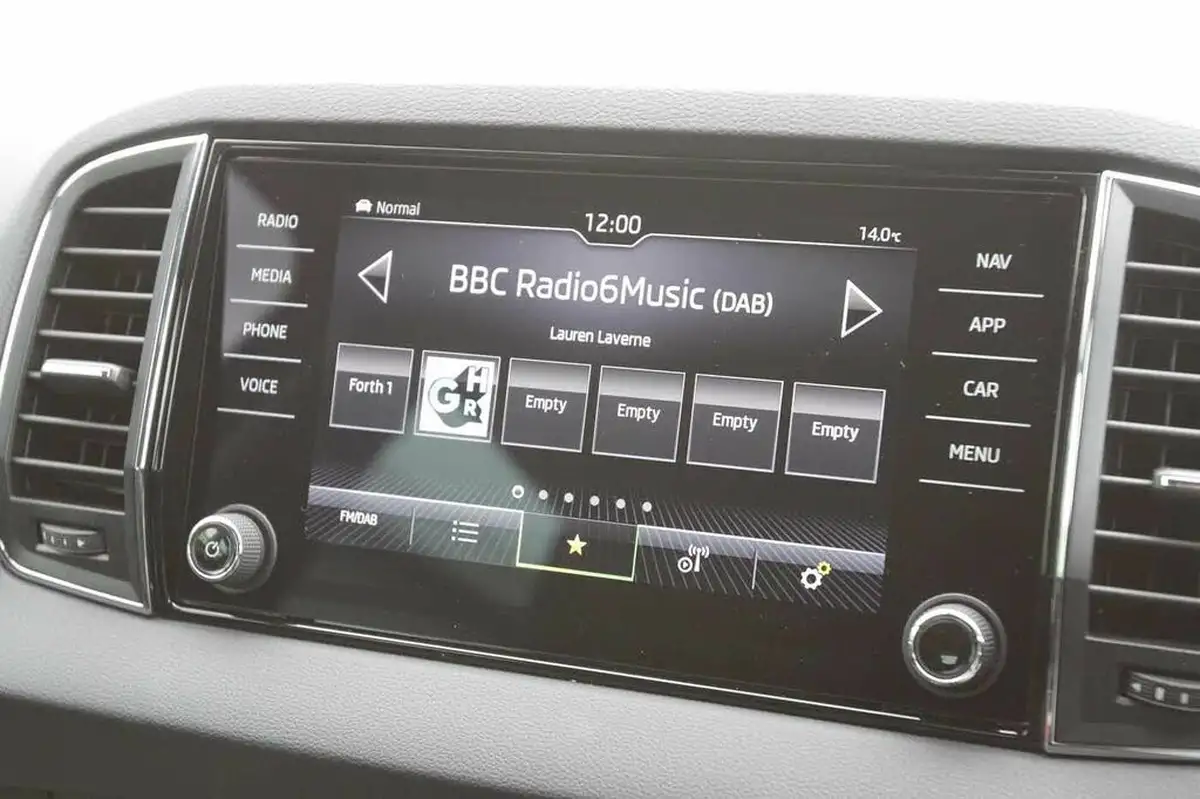 2023-skoda-karoq-15-tsi-se-l-dsg-big-14
