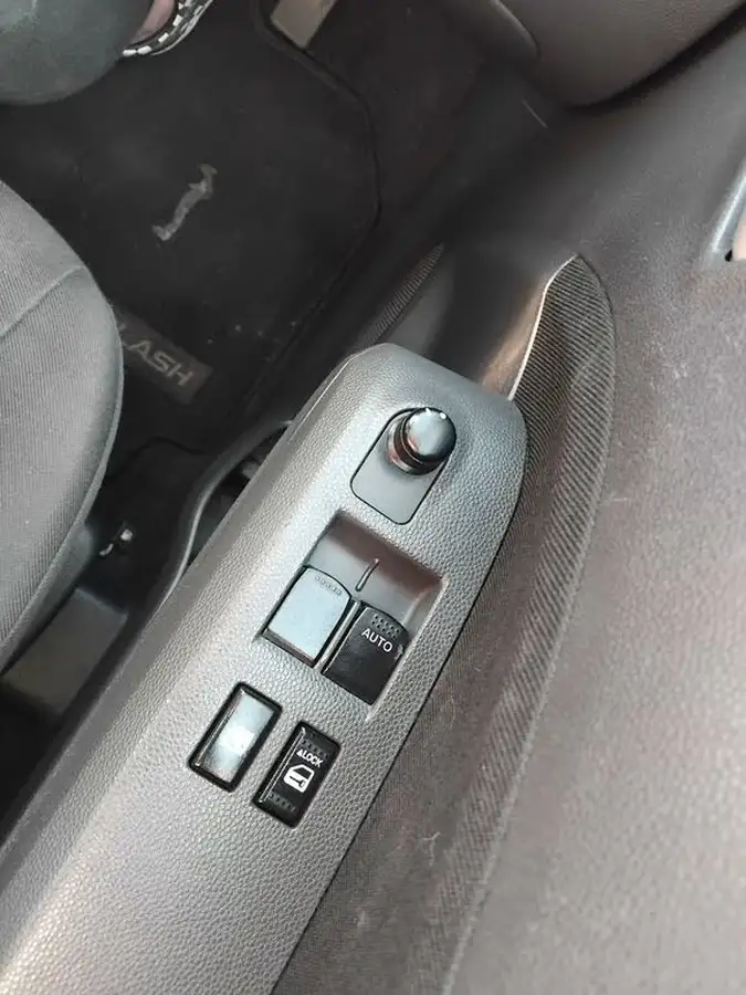 2008-suzuki-splash-12-gls-big-16