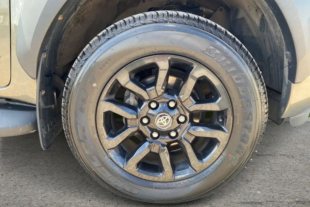 2022-toyota-hi-lux-28d-4d-invincible-x-at35-204hpeu6d-big-8