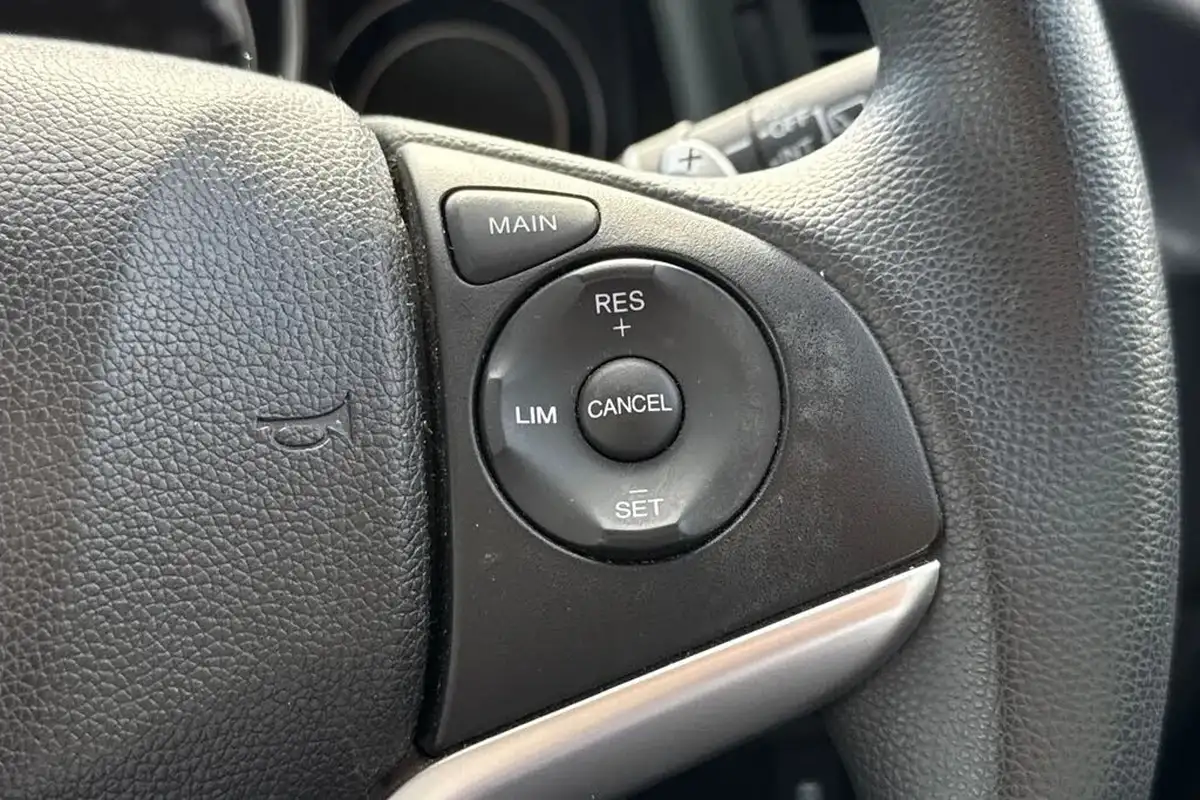 2018-honda-jazz-13-i-vtec-se-cvt-big-33