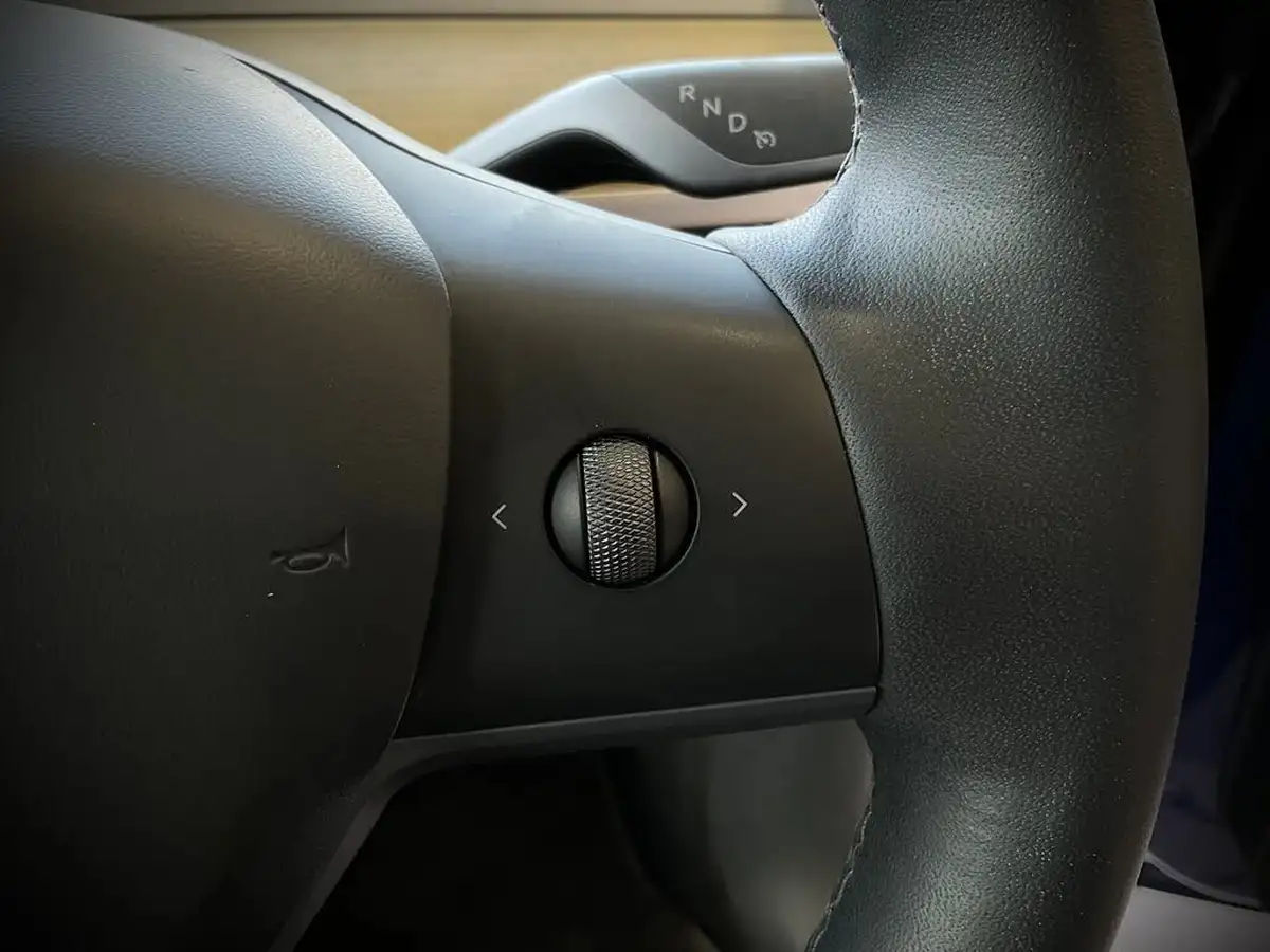 2022-tesla-model-y-e-long-range-big-25