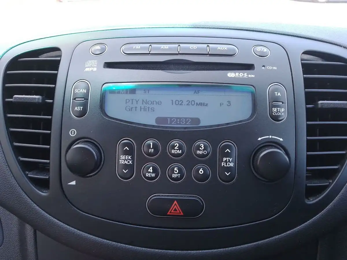 2012-hyundai-i10-12-active-big-21