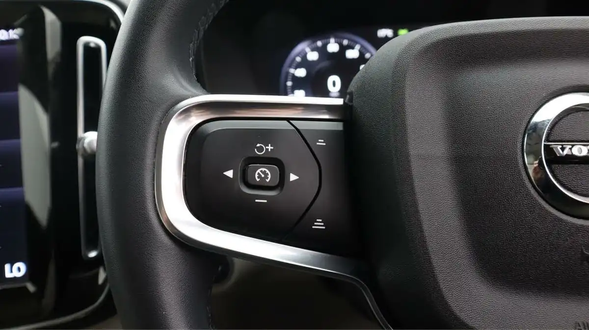 2022-volvo-xc40-20-b4-inscription-awd-big-23