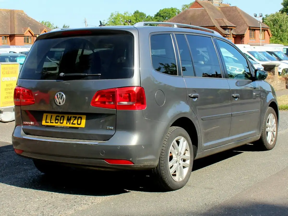 2010-volkswagen-touran-14-se-dsg-big-1