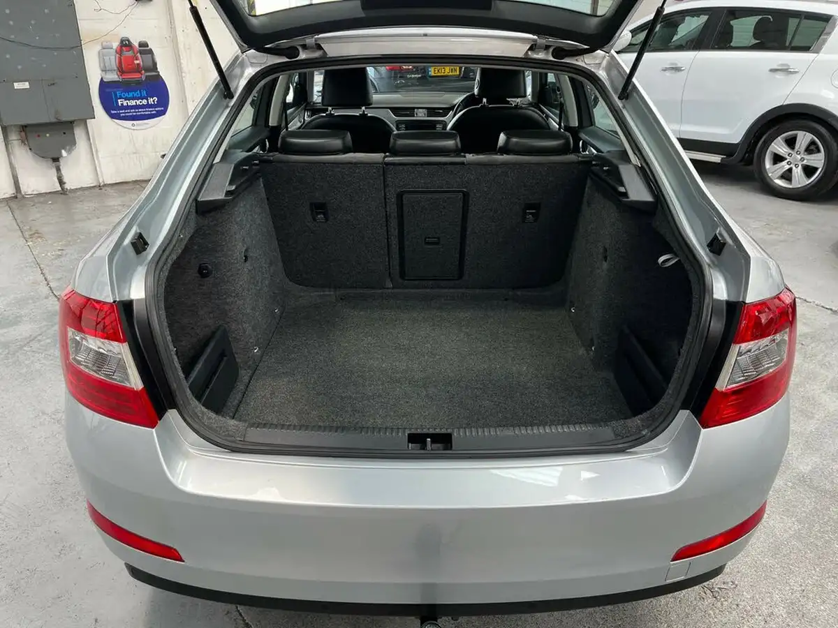 2015-skoda-octavia-20tdi-elegance-hatchback-big-19