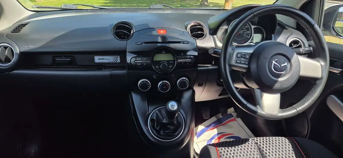 2011-mazda-mazda2-13-black-big-11