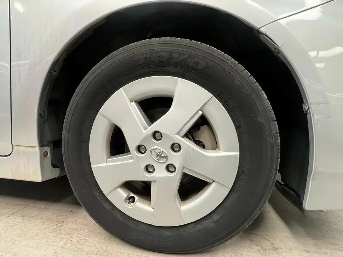 2010-toyota-prius-big-3