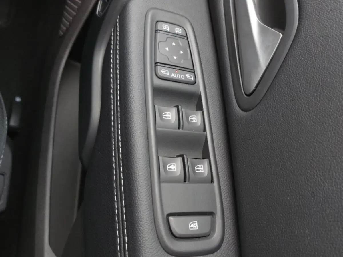 2022-ford-focus-23t-st-hatchback-big-18