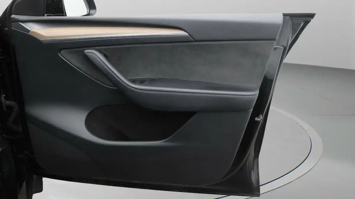 2022-tesla-model-y-e-long-range-big-15