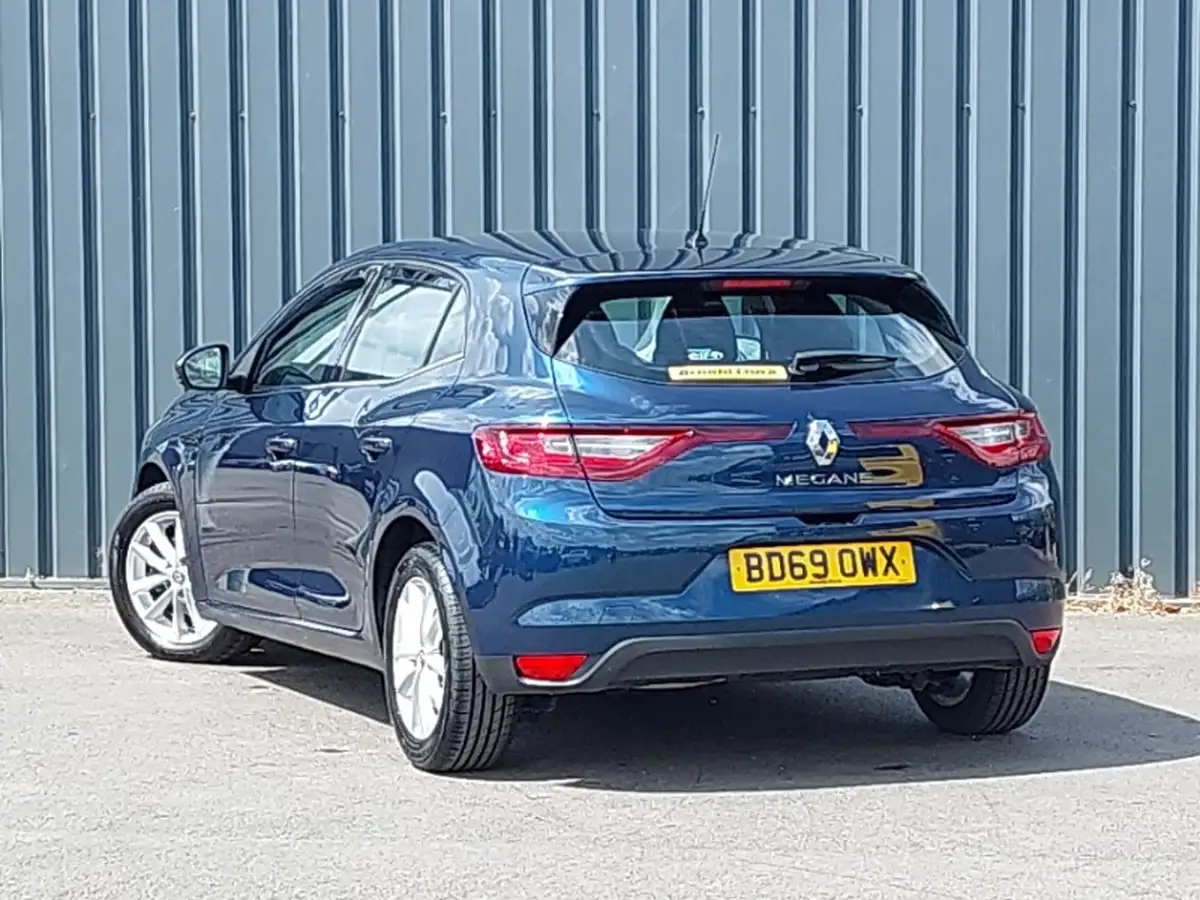 2019-renault-megane-15dci-play-hatchback-big-1