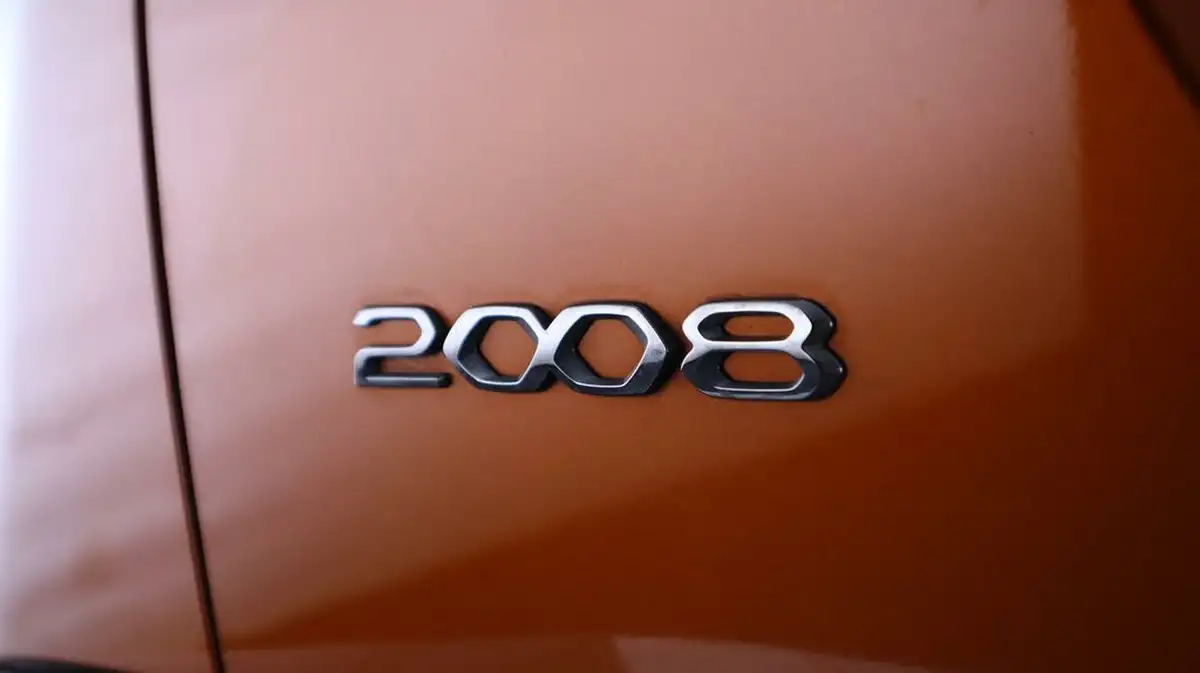 2022-peugeot-2008-suv-12-puretech-gt-big-21