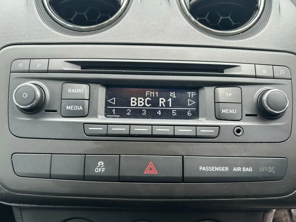 2015-seat-ibiza-12-i-tech-hatchback-5d-big-29