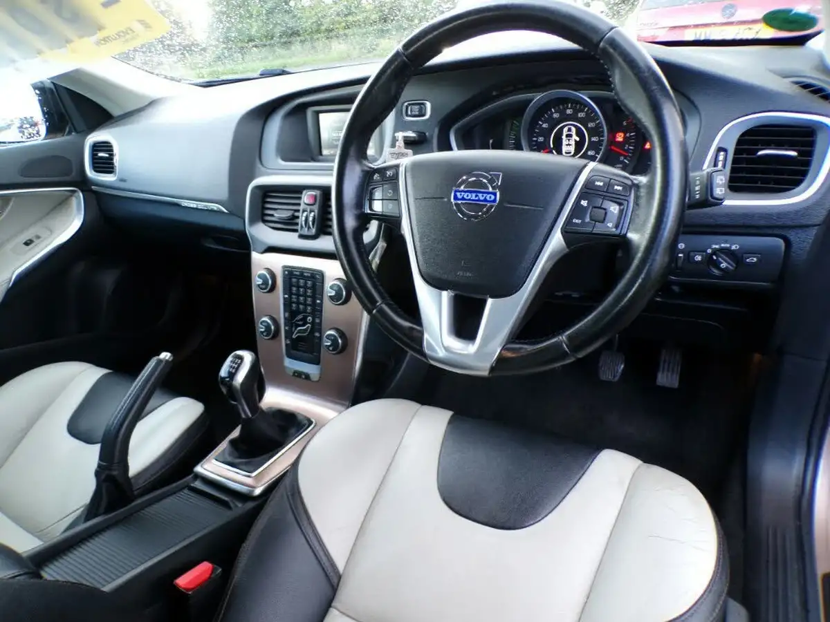 2014-volvo-v40-16td-d2-cross-country-lux-big-7