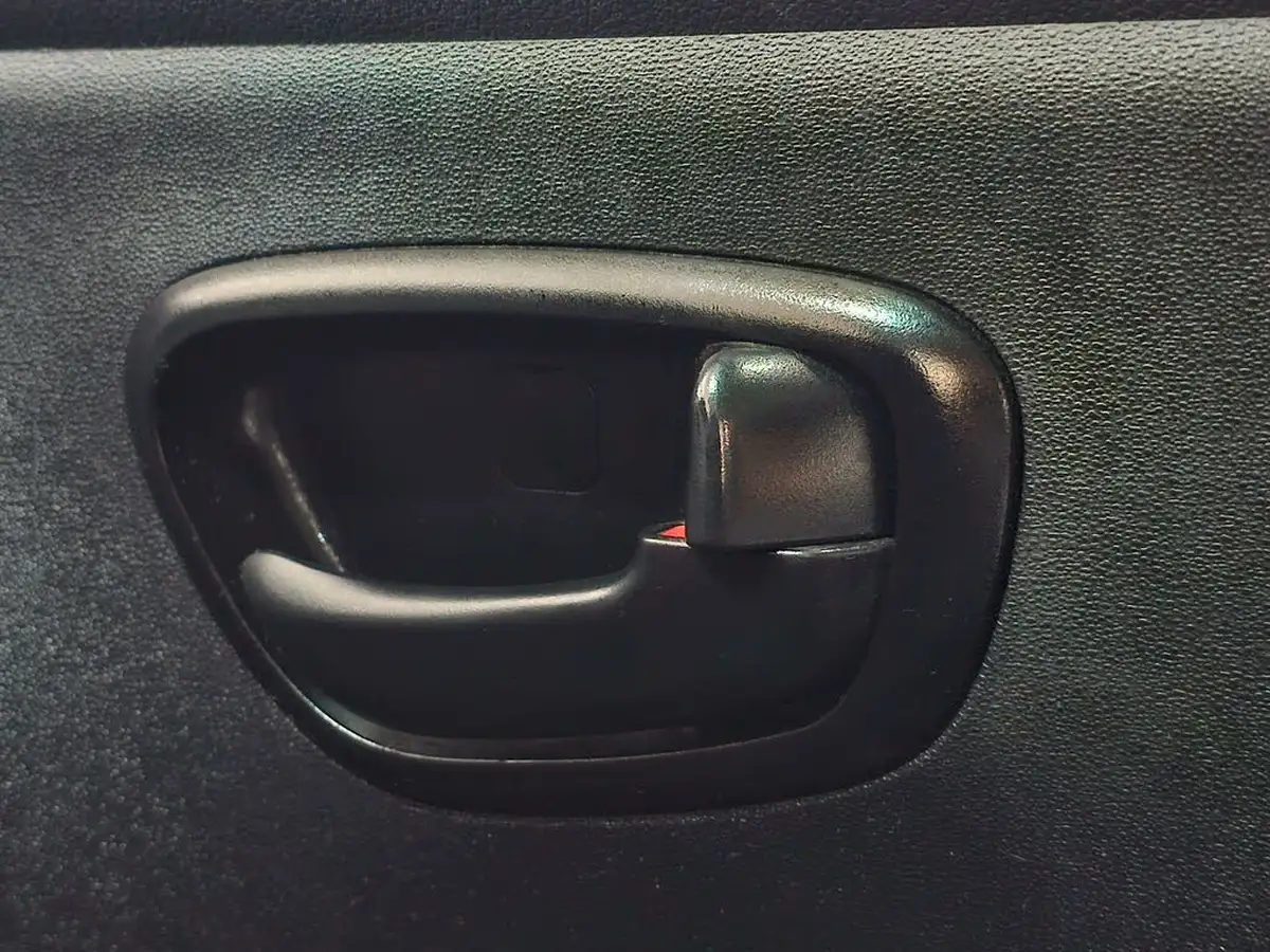 2012-hyundai-i10-12-classic-85bhp-big-54