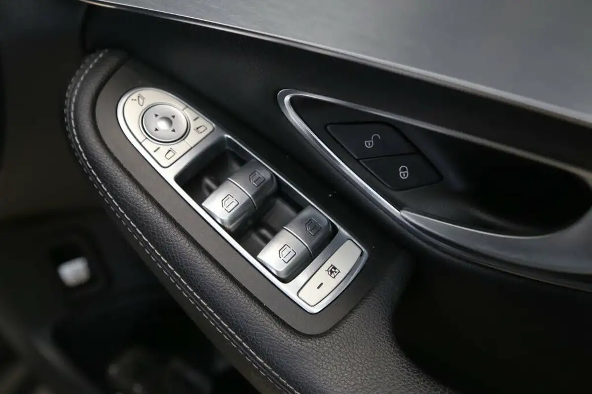 2015-mercedes-benz-c-class-21cdi-c220-amg-line-ss-saloon-4d-big-32