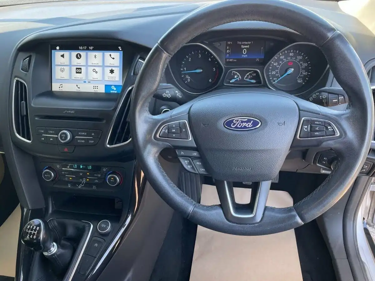 2017-ford-focus-15tdci-titanium-hatchback-big-12